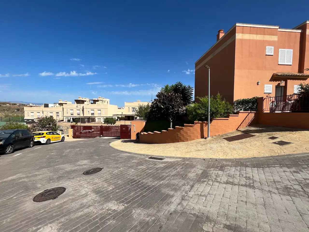 Parking de Casa adosada en venta en Vélez-Málaga con Aire acondicionado, Calefacción y Jardín privado