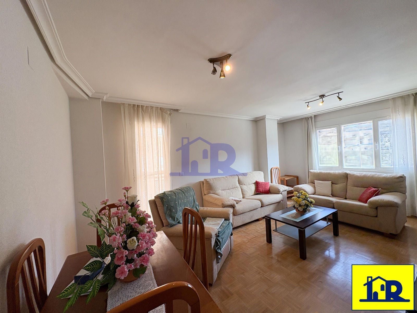 Sala de estar de Piso en venta en Cuenca Capital con Calefacción, Terraza y Trastero
