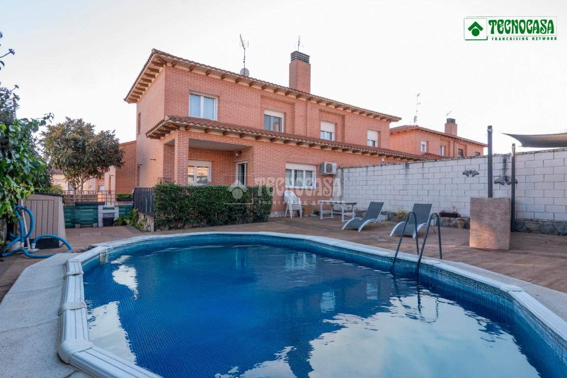Vista exterior de Casa adosada en venda en Serranillos del Valle amb Calefacció