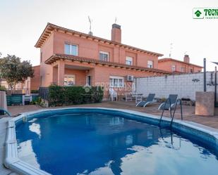 Vista exterior de Casa adosada en venda en Serranillos del Valle amb Calefacció