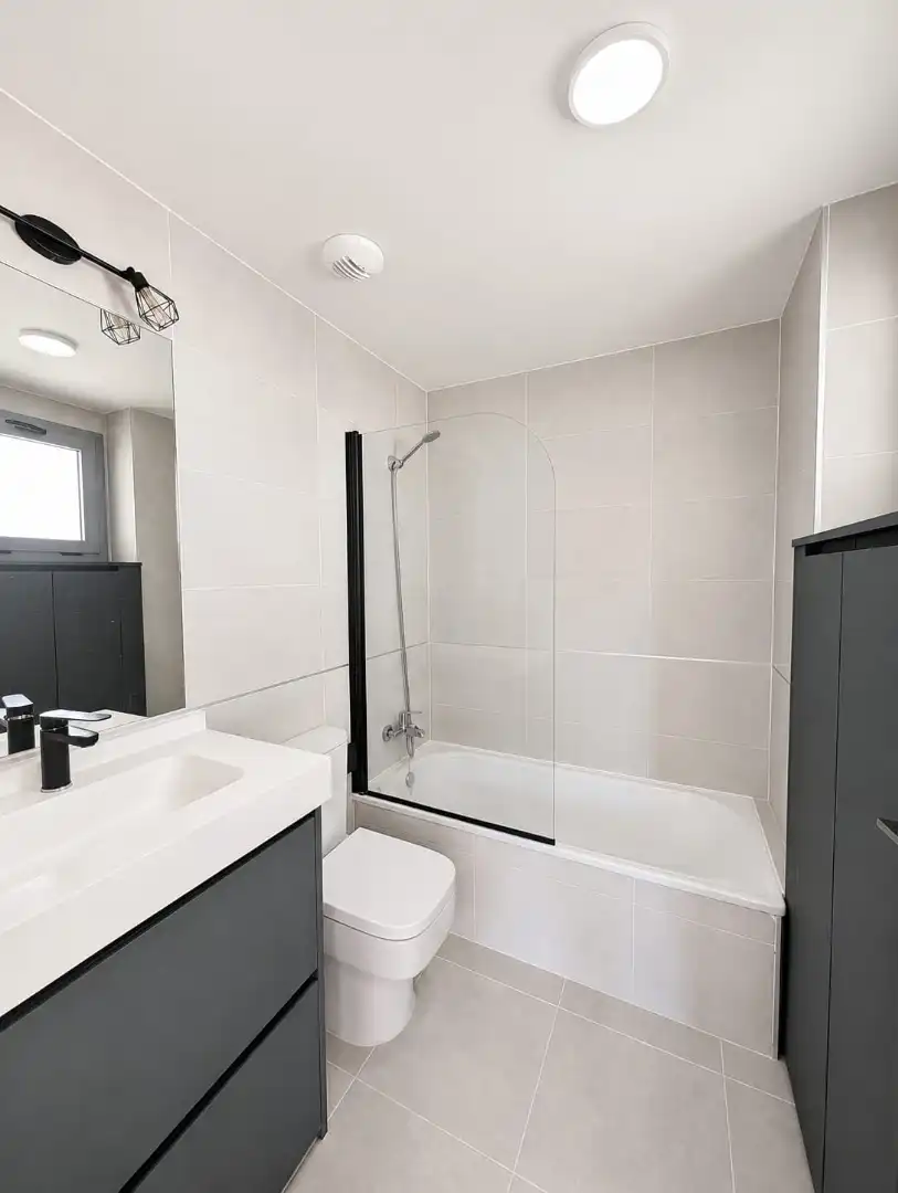Baño de Piso de alquiler en Boadilla del Monte con Aire acondicionado, Calefacción y Trastero
