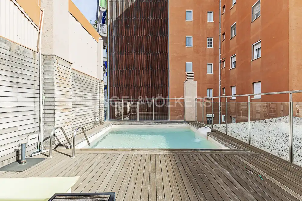Piscina de Casa adosada en venda en Barcelona amb Aire condicionat, Calefacció i Jardí privat