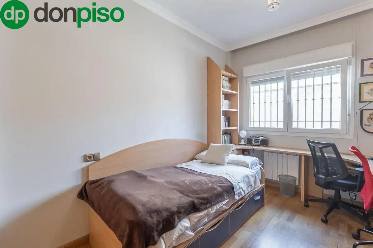Habitación de Casa adosada en venta en Granada con Calefacción, Jardín privado y Terraza