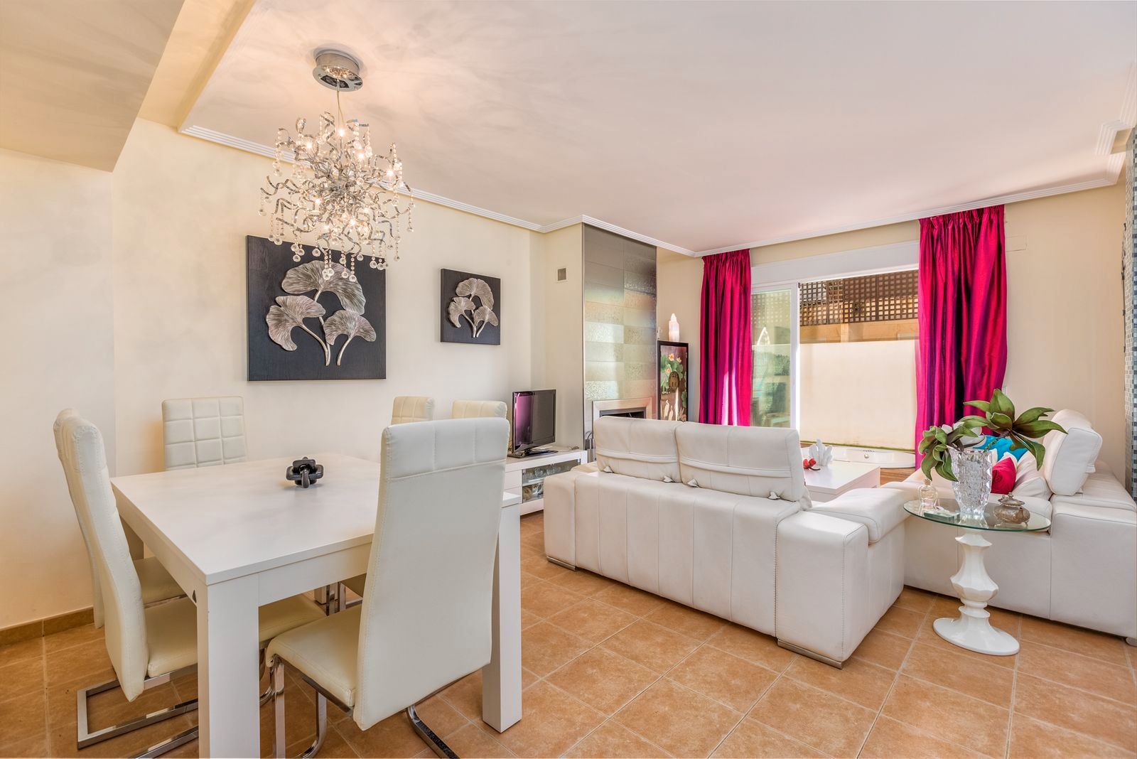 Sala d'estar de Casa adosada en venda en Mijas amb Aire condicionat, Jardí privat i Terrassa
