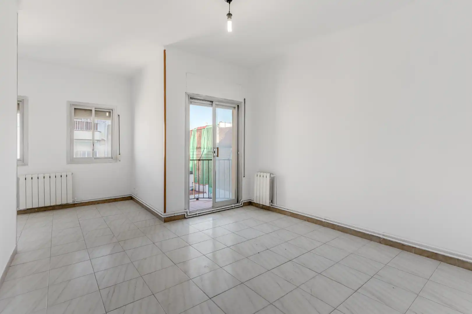 Schlafzimmer von Wohnung zum Verkauf in Barcelona mit Heizung, Ofen und Balkon