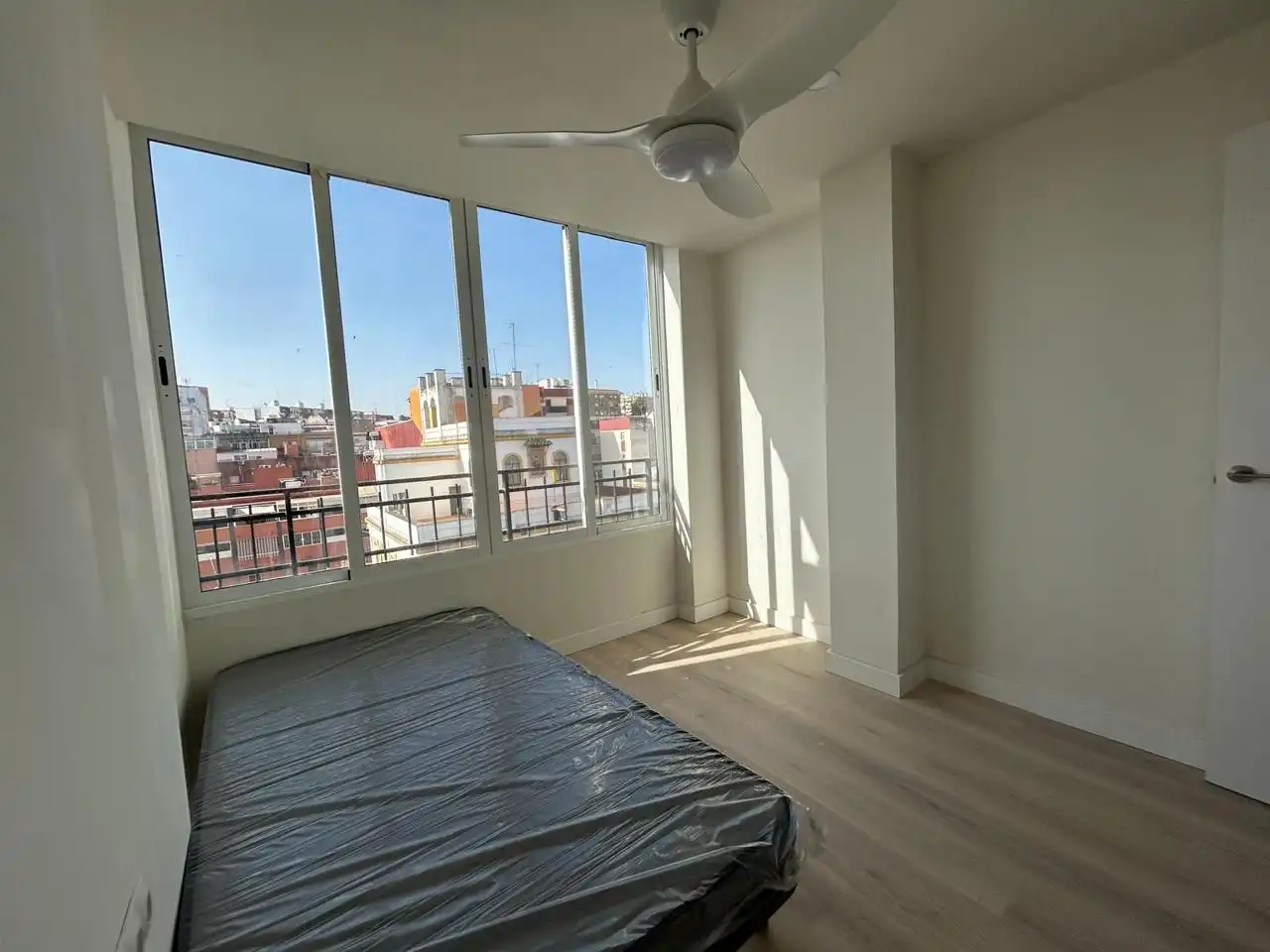 Bedroom of Flat for share in San Juan de Aznalfarache  with Furnished