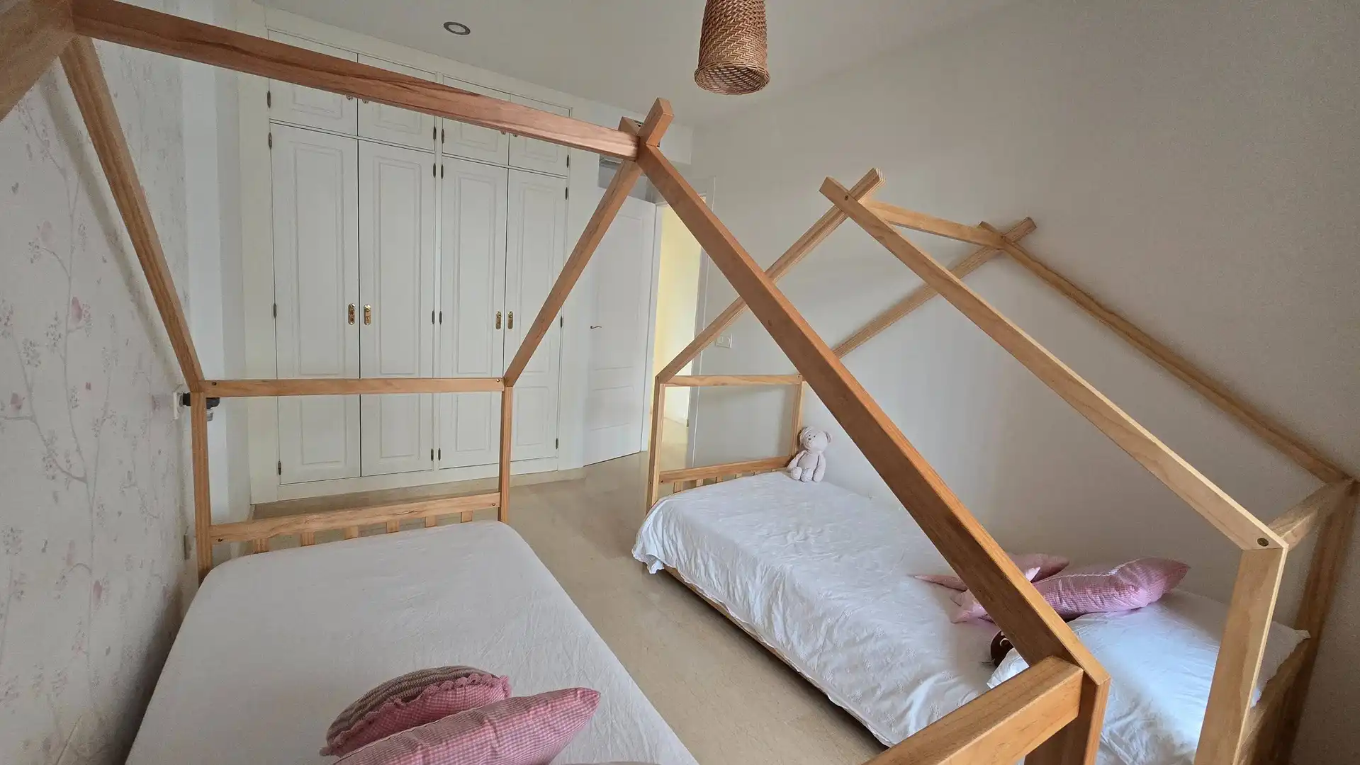 Schlafzimmer von Wohnungen zum Verkauf in Manilva mit Klimaanlage, Privatgarten und Terrasse