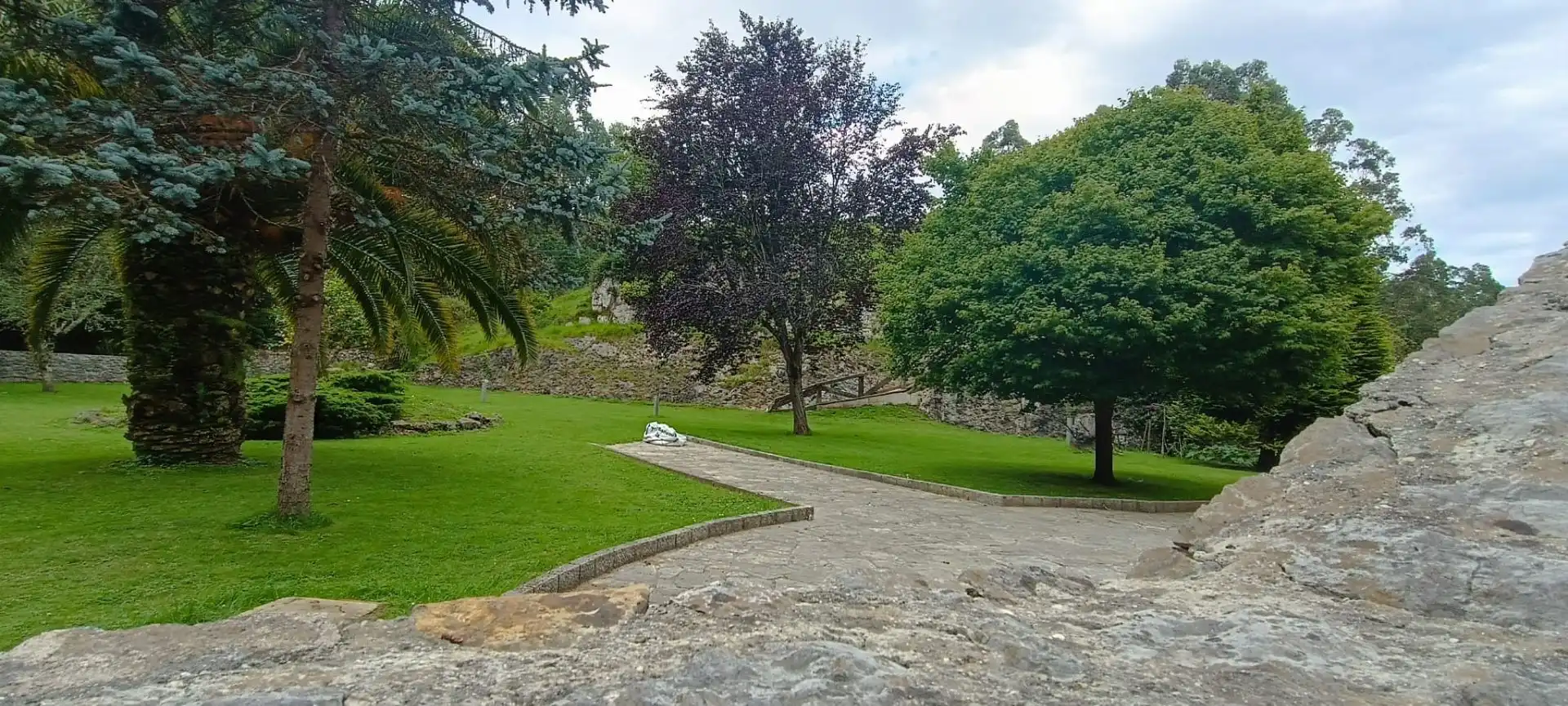 Jardí de Finca rústica en venda en Llanes amb Jardí privat