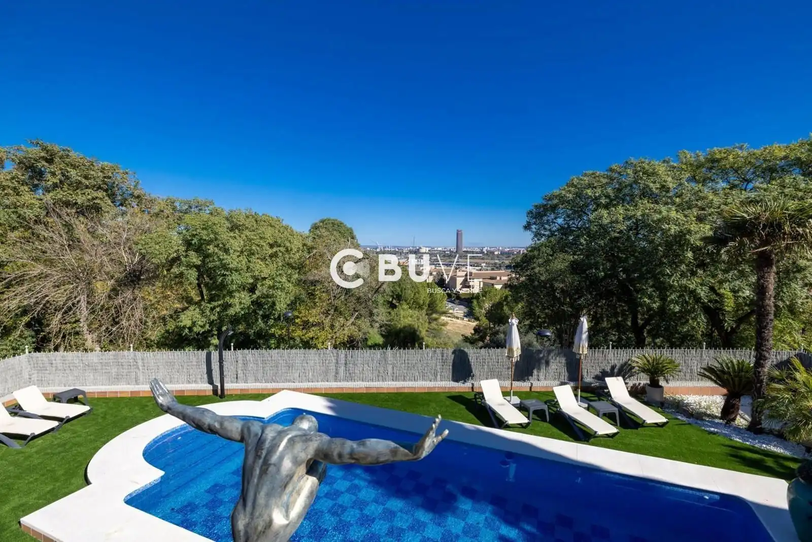 Jardí de Casa adosada en venda en Tomares amb Aire condicionat, Calefacció i Jardí privat