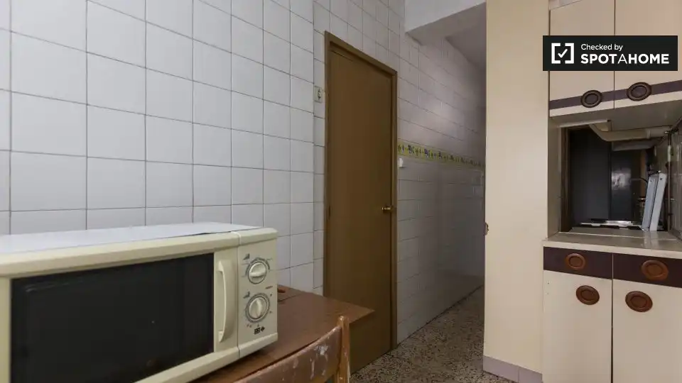 Flat for share in Granada  with Air Conditioner, Heating and Furnished