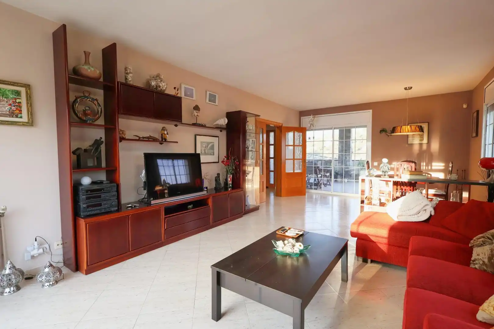 Sala d'estar de Casa o xalet en venda en Cubelles amb Aire condicionat, Jardí privat i Terrassa