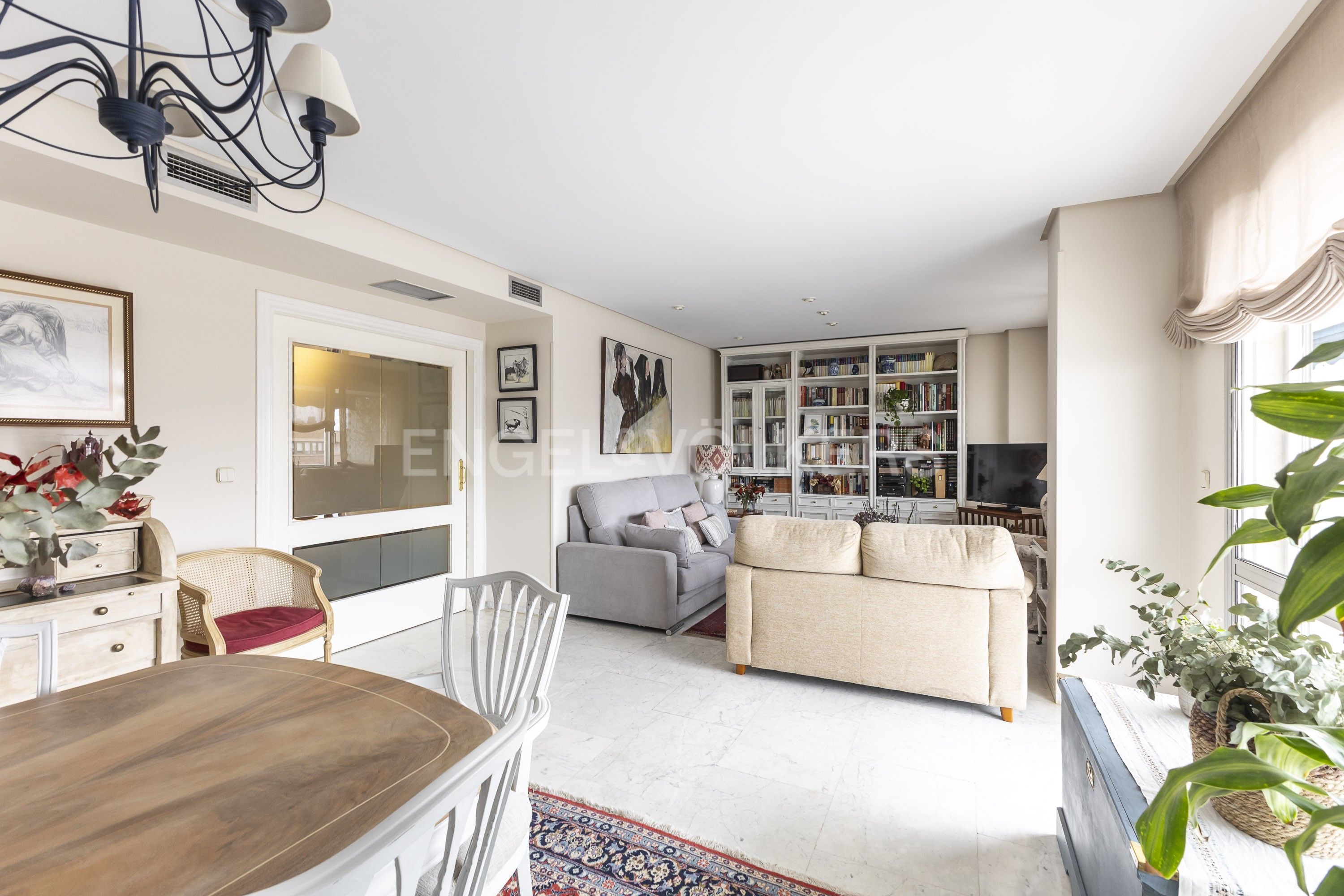 Sala d'estar de Apartament en venda en  Madrid Capital amb Aire condicionat, Calefacció i Jardí privat