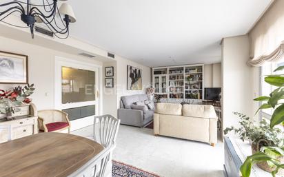 Sala d'estar de Apartament en venda en  Madrid Capital amb Aire condicionat, Calefacció i Jardí privat