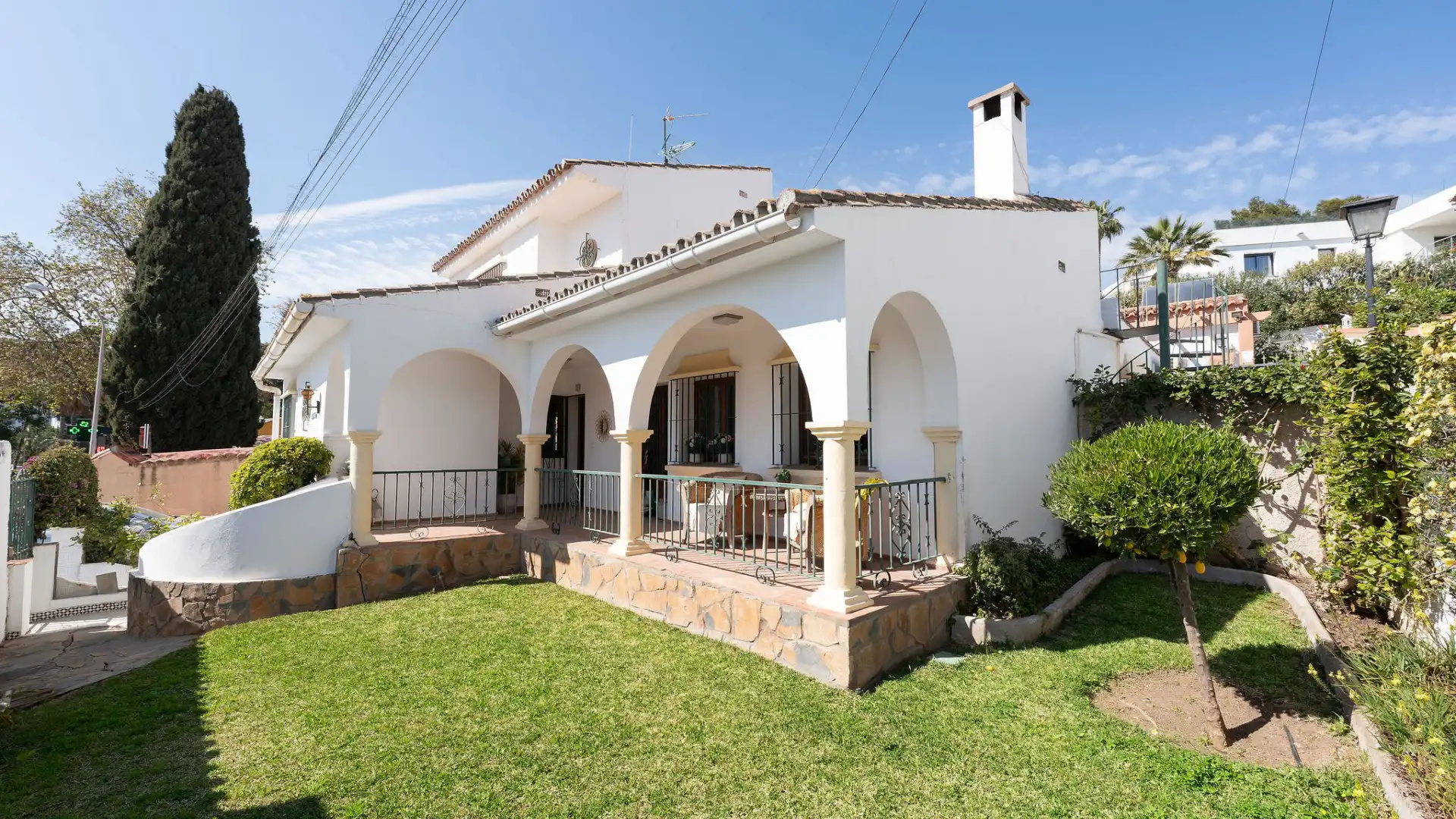 Vista exterior de Casa o xalet en venda en Marbella amb Aire condicionat, Jardí privat i Terrassa