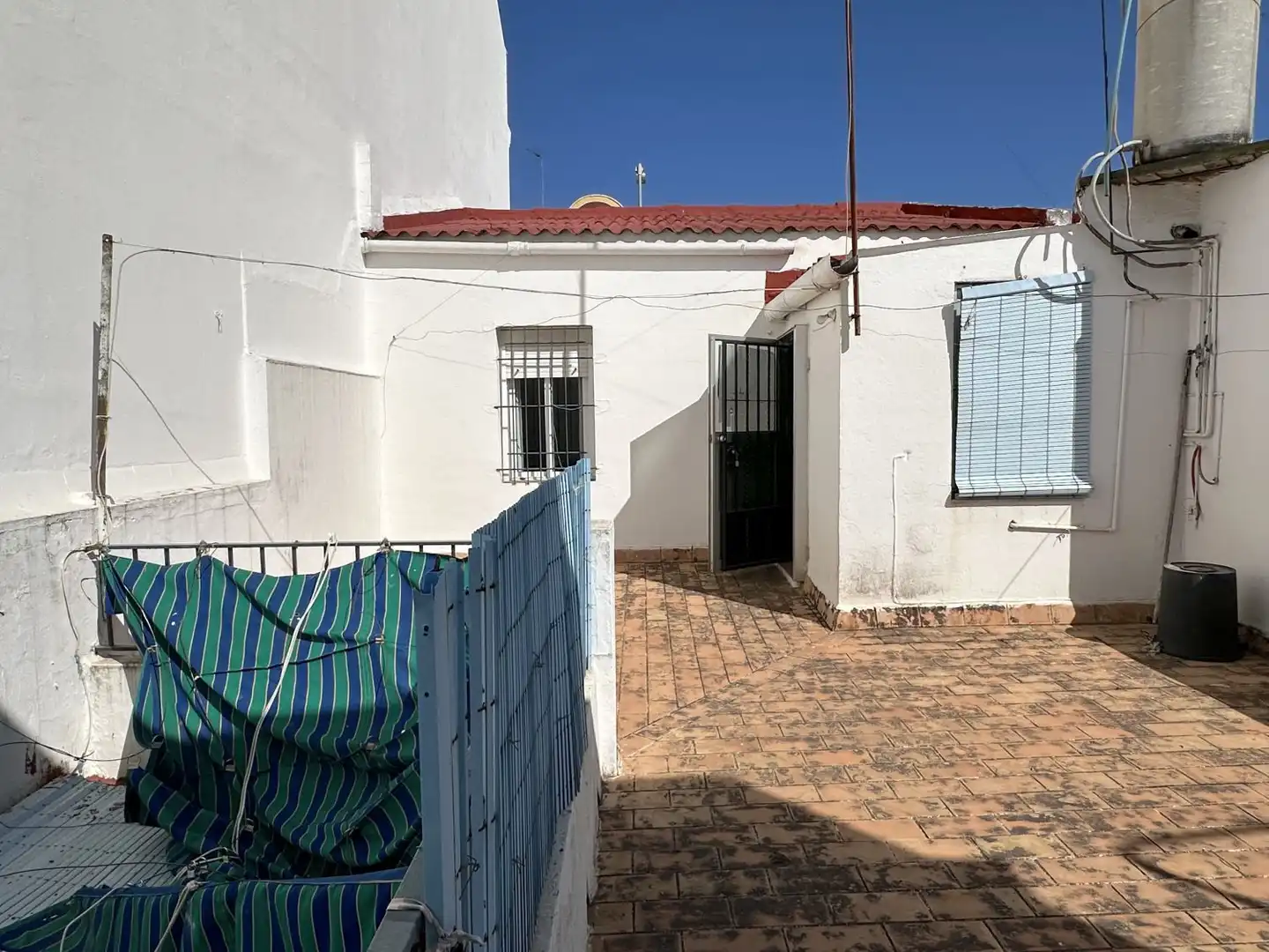Exterior view of Houses for sale in Dos Hermanas  with Terrace and Storage room