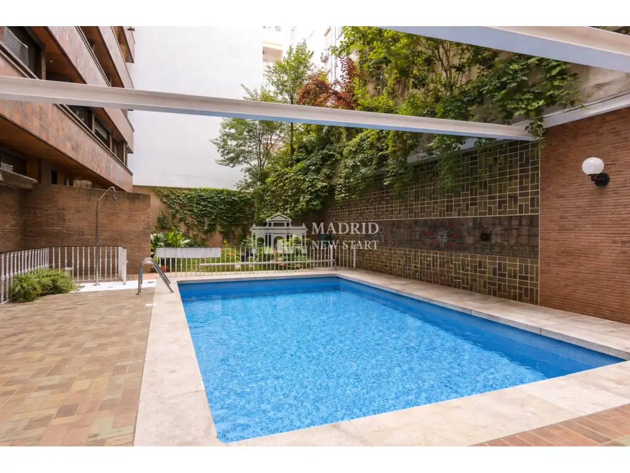 Swimming pool of Flat for rent in  Madrid Capital  with Air Conditioner, Heating and Parquet flooring