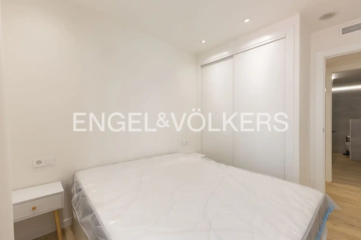 Bedroom of Flat for rent in Valencia  with Air Conditioner, Heating and Terrace