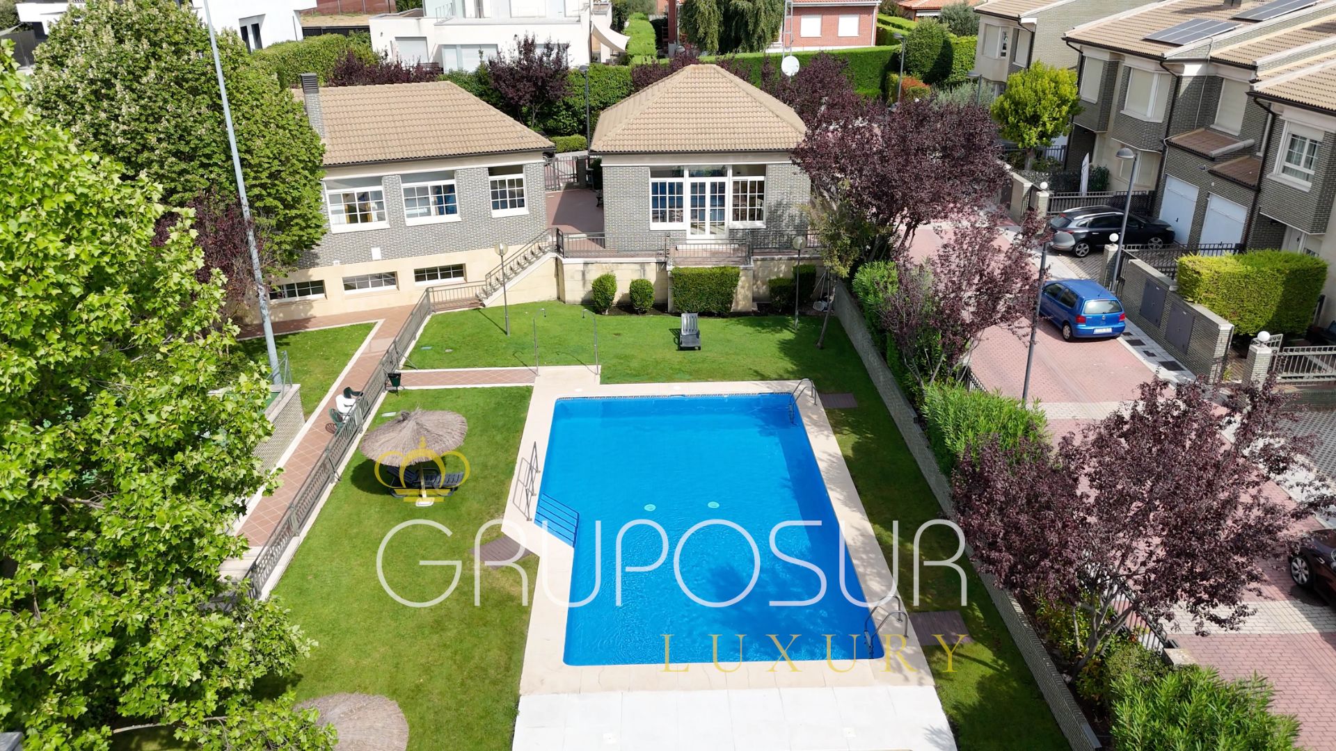 Piscina de Casa adosada en venda en Valladolid Capital amb Calefacció, Jardí privat i Parquet