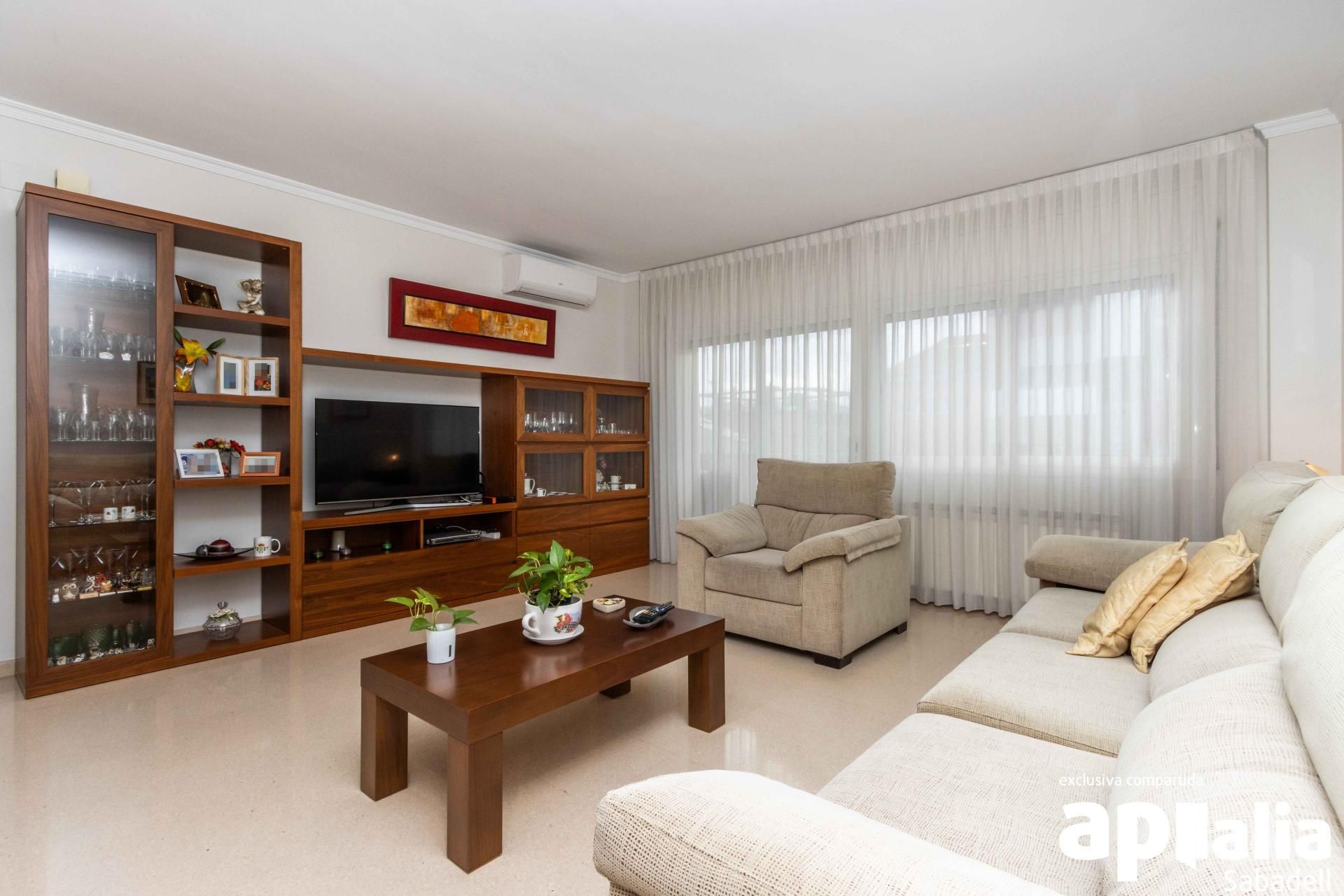 Sala de estar de Piso en venta en Sabadell con Calefacción, Horno y Balcón