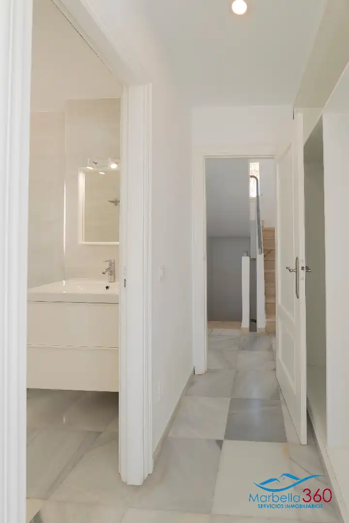 Bany de Casa o xalet en venda en Marbella amb Aire condicionat, Jardí privat i Terrassa
