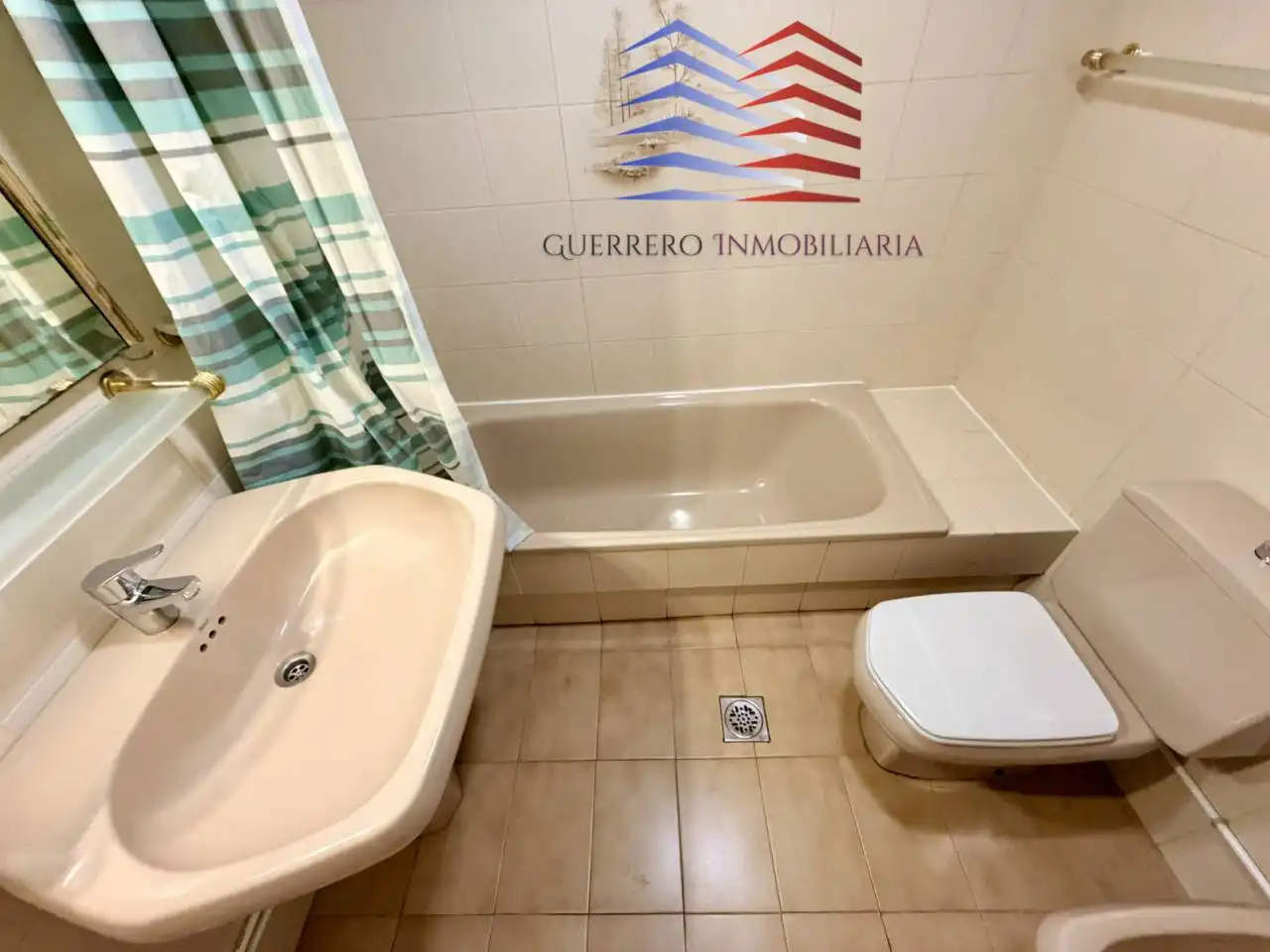 Baño de Piso de alquiler en Vigo  con Calefacción, Parquet y Terraza