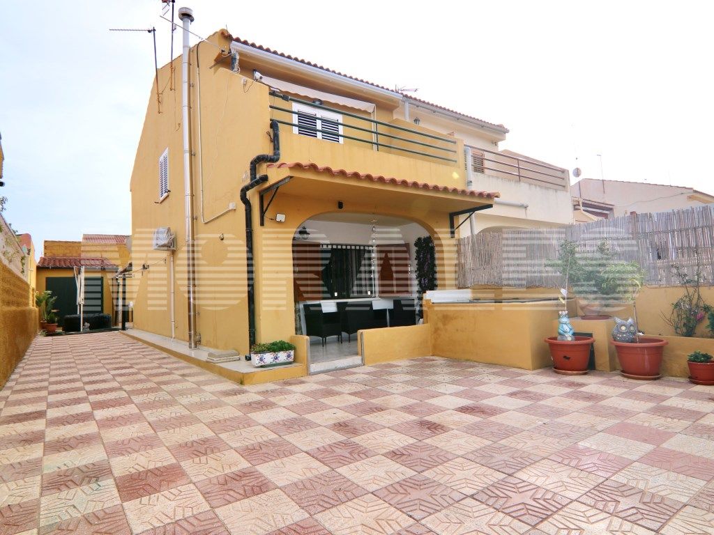 Vista exterior de Casa adosada en venda en Mazarrón amb Balcó