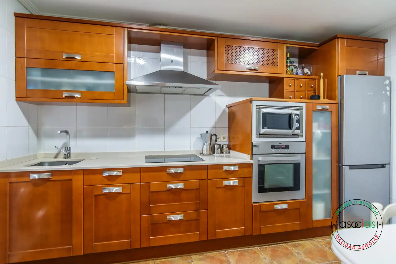 Cuina de Casa o xalet en venda en San Martín del Rey Aurelio amb Calefacció, Jardí privat i Terrassa