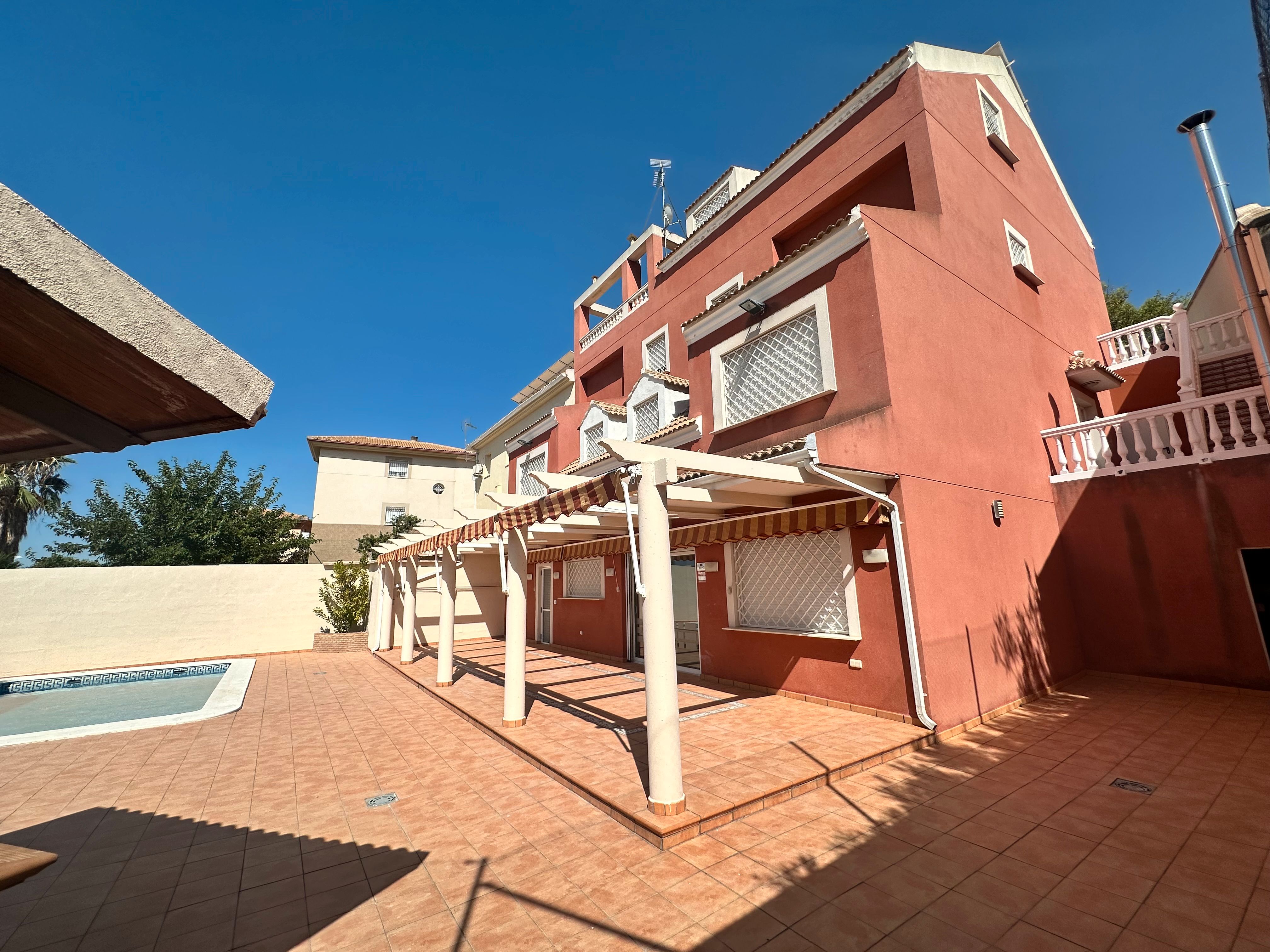Vista exterior de Casa o xalet en venda en La Guardia de Jaén amb Aire condicionat, Calefacció i Terrassa