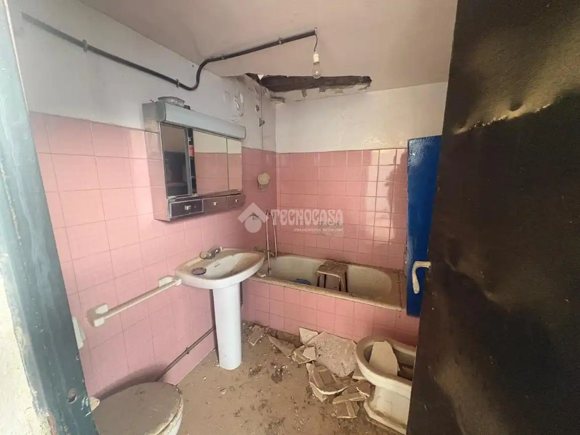 Baño de Casa adosada en venta en Sanlúcar la Mayor