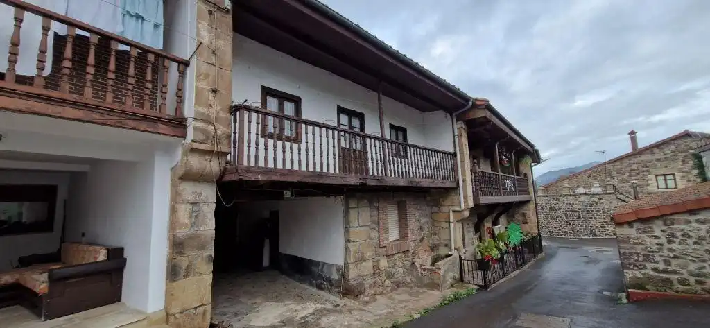 Vista exterior de Casa o chalet en venta en Los Corrales de Buelna  con Terraza, Trastero y Balcón