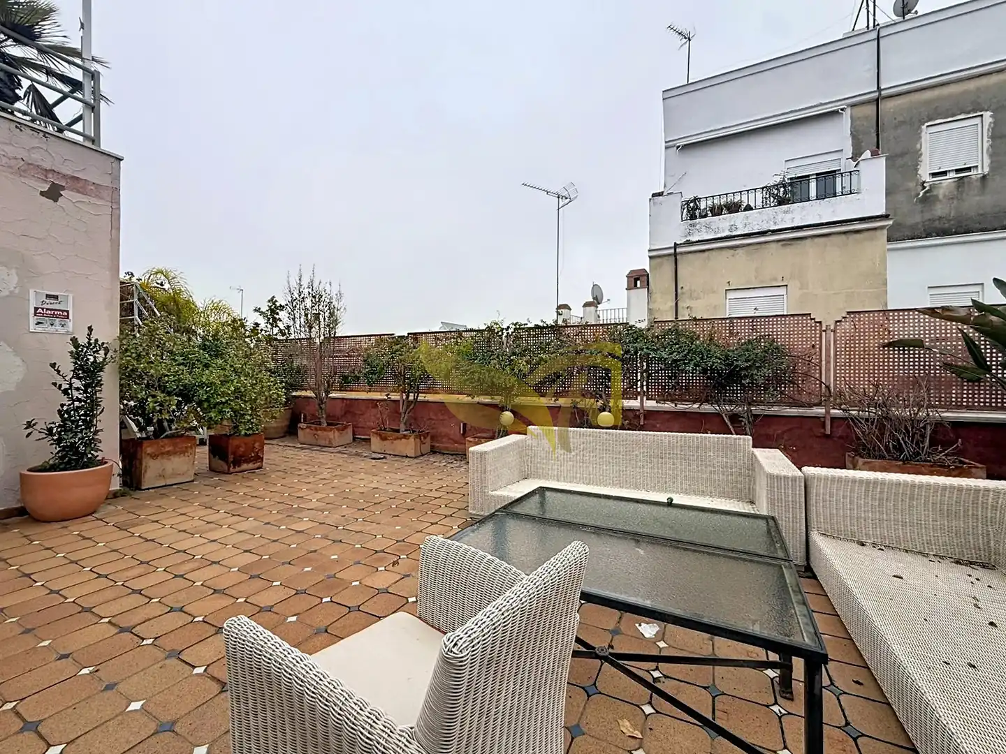 Terrasse von Einfamilien-Reihenhaus zum Verkauf in Sevilla mit Klimaanlage, Heizung und Privatgarten