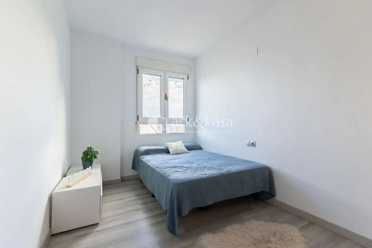 Schlafzimmer von Wohnung zum Verkauf in Valencia mit Klimaanlage, Abstellraum und Ofen