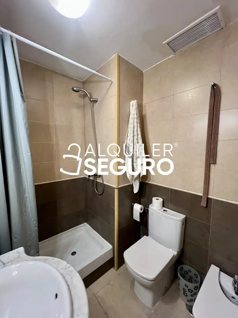 Bathroom of Flat for rent in Madrid  with Air Conditioner, Heating and Swimming Pool