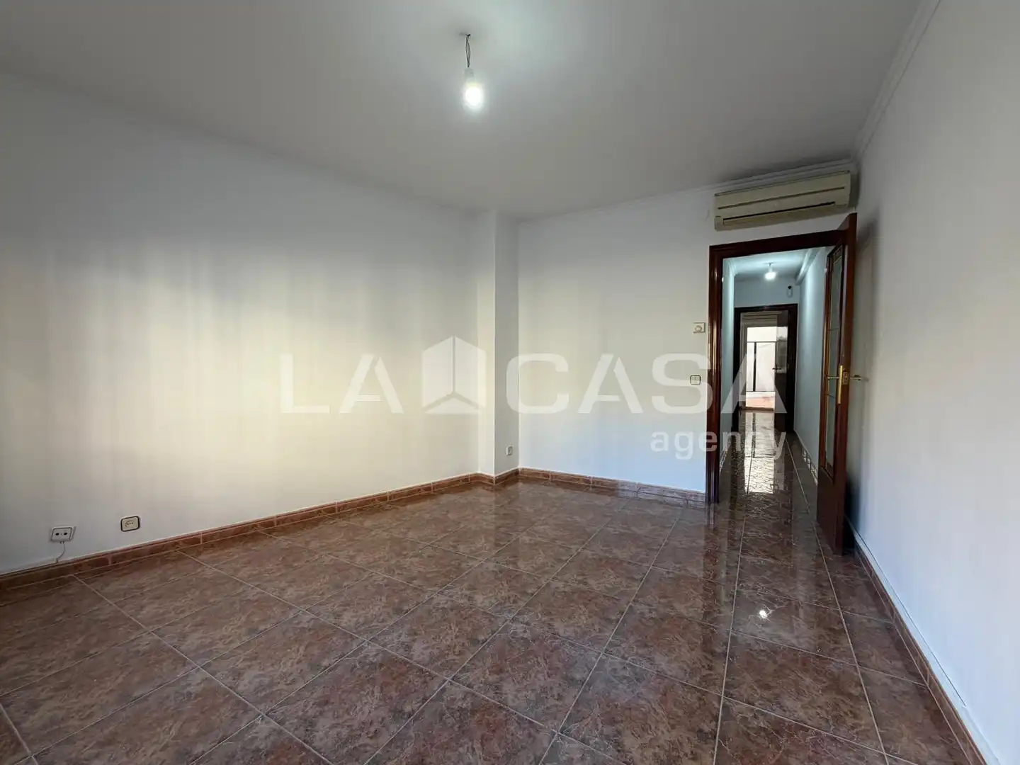 Wohnung zum Verkauf in Santa Coloma de Gramenet mit Heizung, Terrasse und Abstellraum