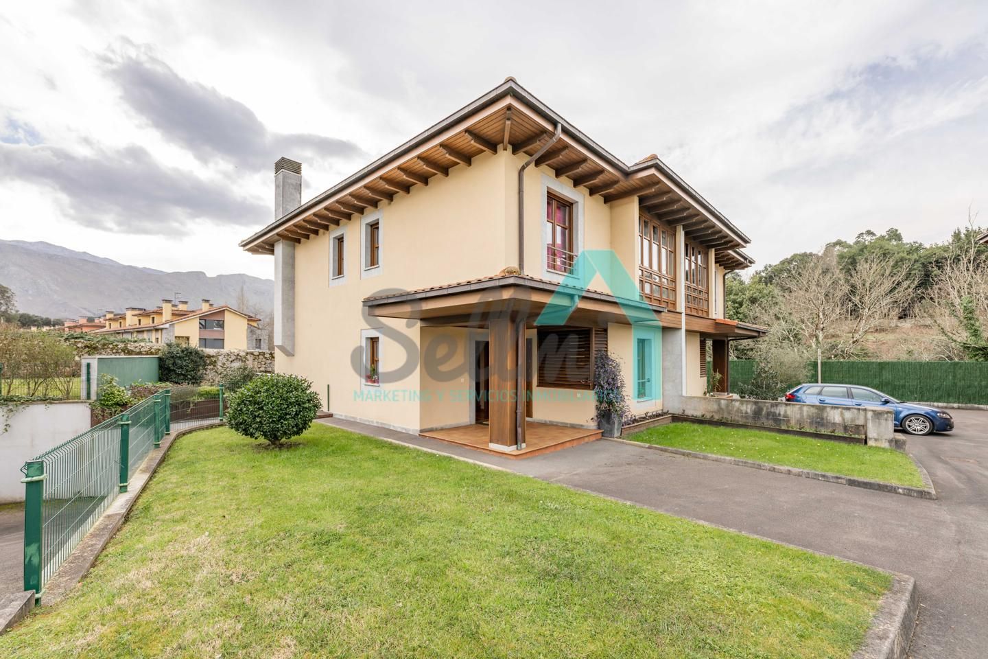 Vista exterior de Casa adosada en venda en Llanes amb Calefacció, Jardí privat i Terrassa