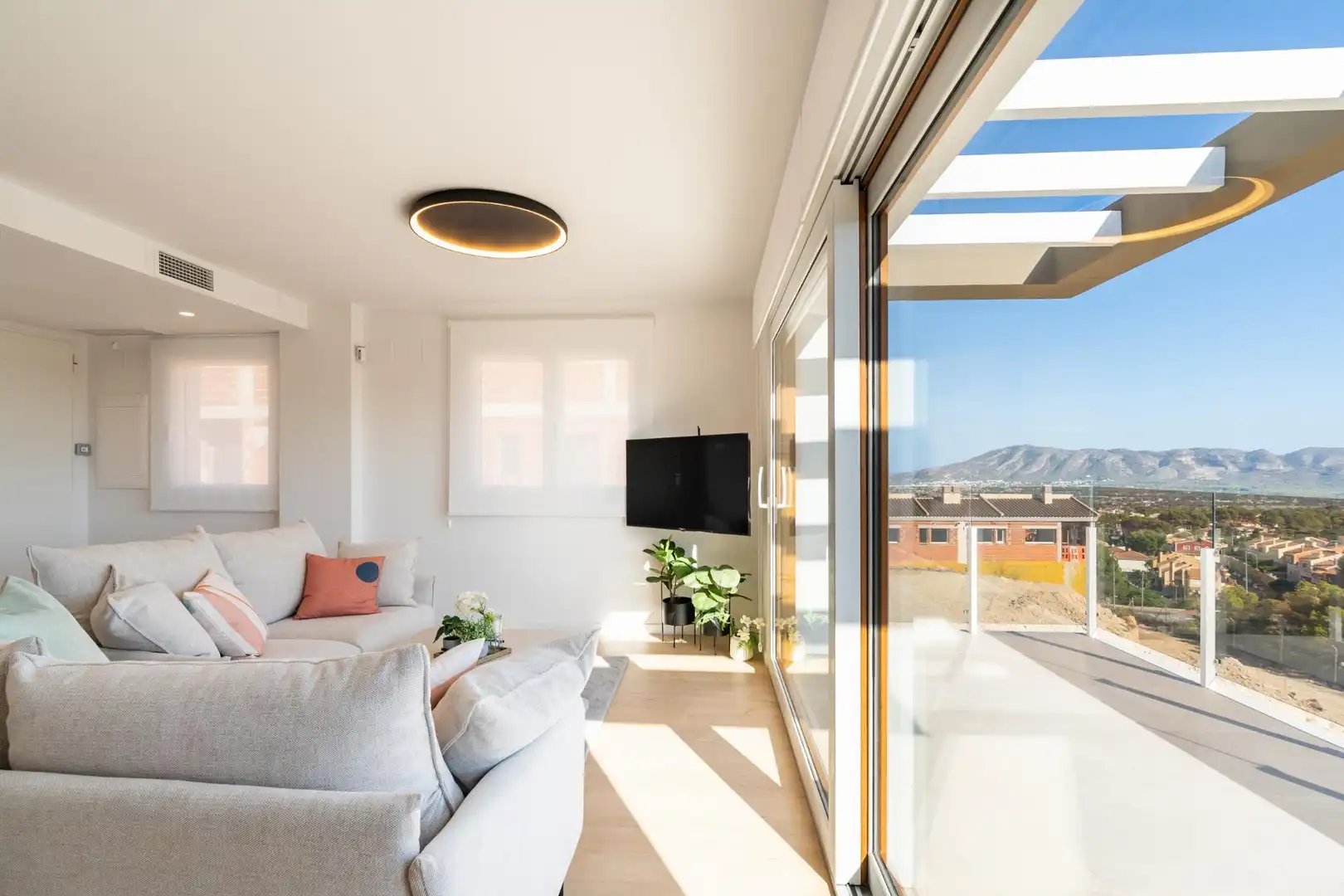 Sala d'estar de Casa adosada en venda en La Nucia amb Aire condicionat, Jardí privat i Terrassa