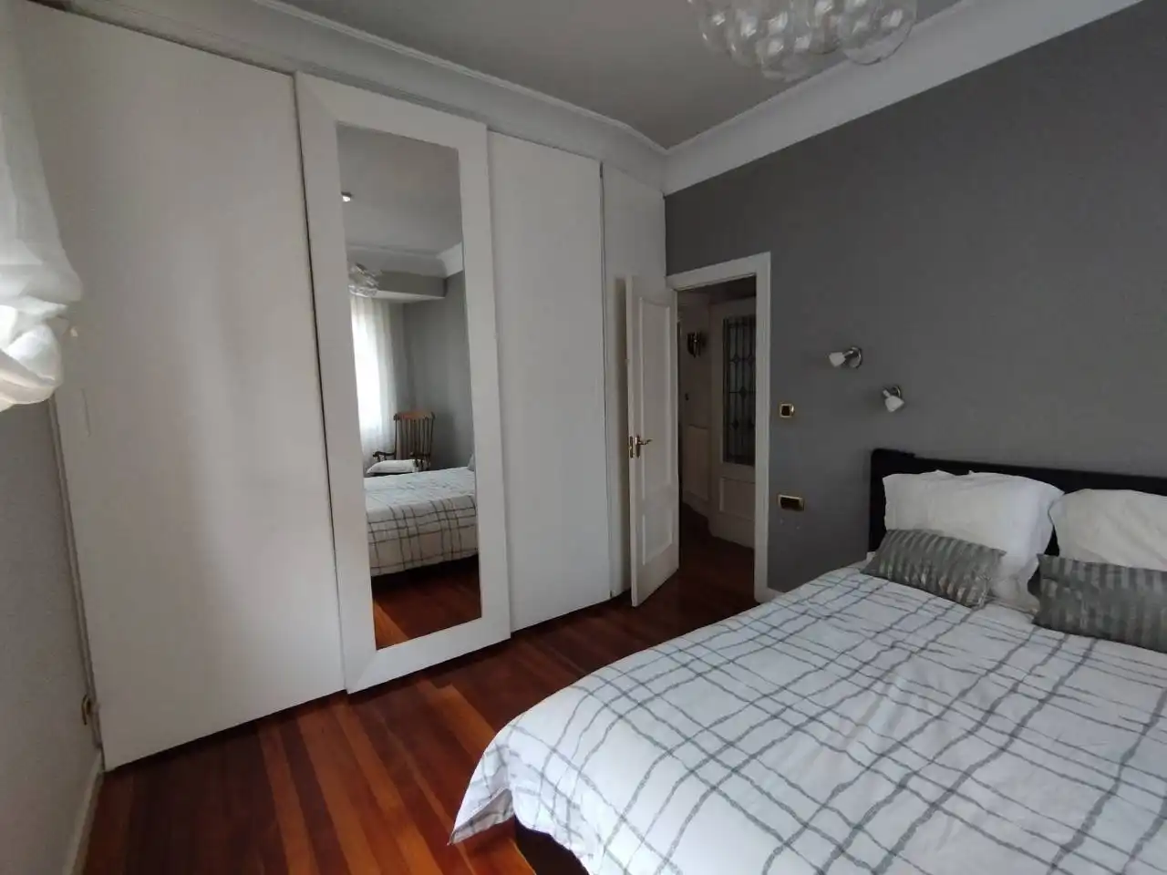 Schlafzimmer von Wohnung zur Miete in Bilbao  mit Heizung, Parkett und Möbliert