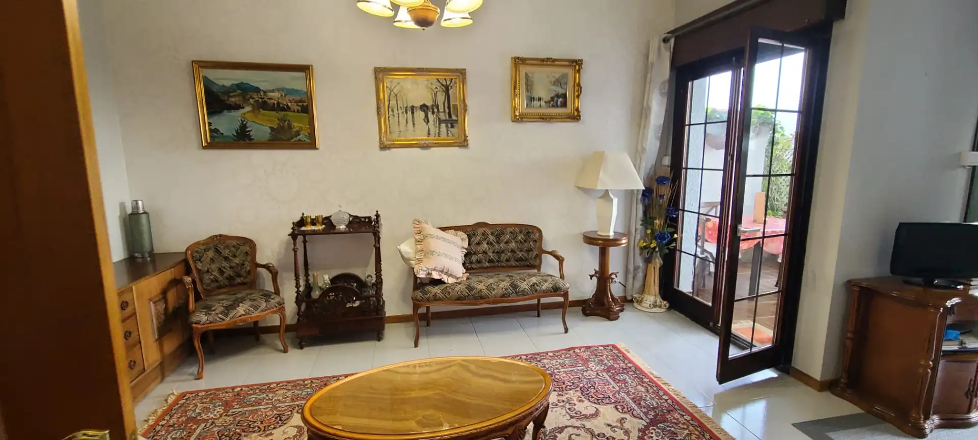 Sala d'estar de Casa adosada en venda en Gijón  amb Calefacció, Jardí privat i Terrassa