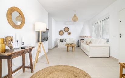 Sala d'estar de Casa o xalet en venda en Marbella amb Aire condicionat, Terrassa i Piscina