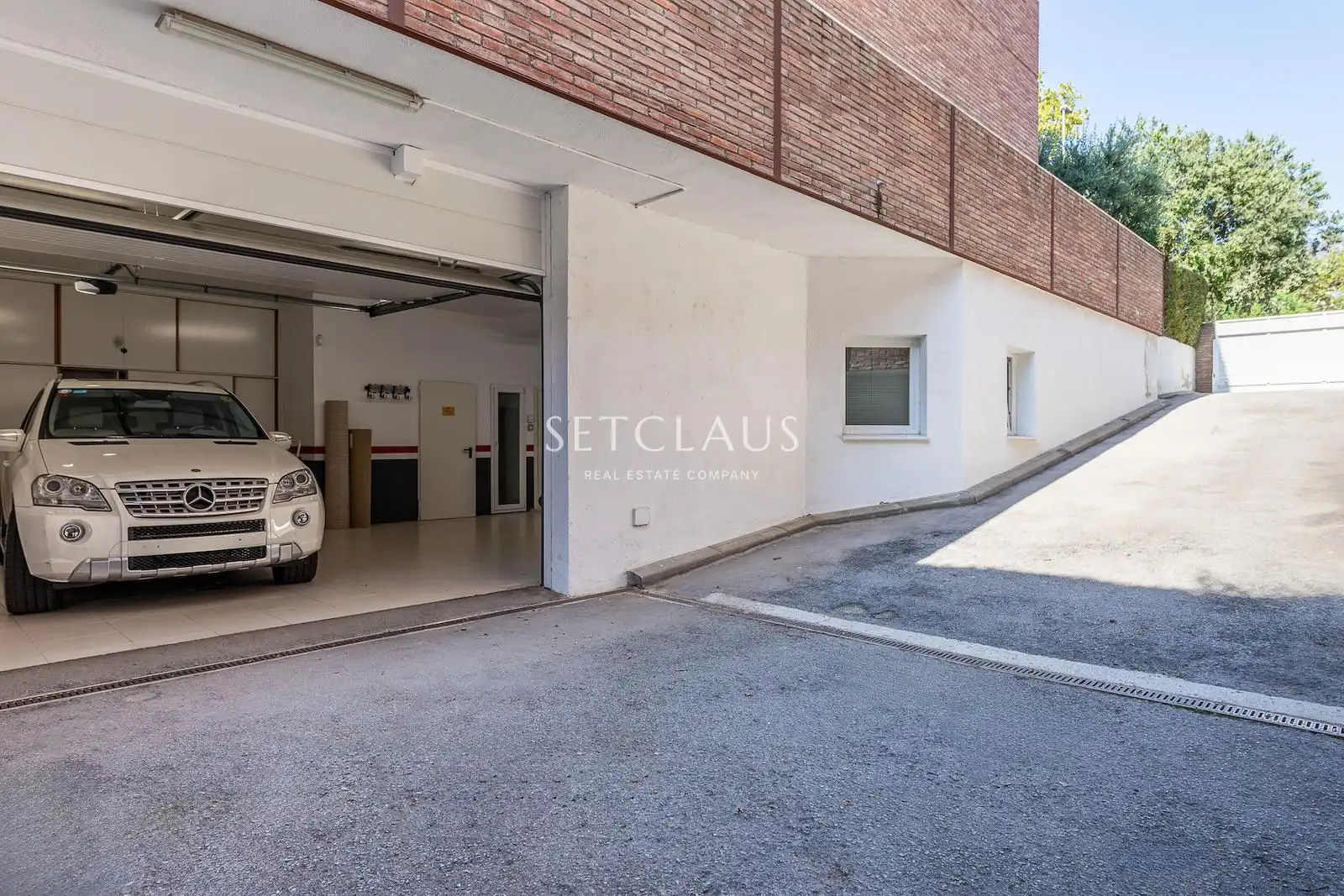 Aparcament de Casa adosada en venda en Alella amb Aire condicionat, Calefacció i Jardí privat