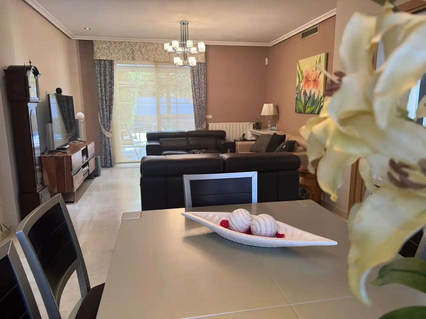 Comedor de Casa adosada en venta en Boadilla del Monte con Aire acondicionado, Calefacción y Jardín privado