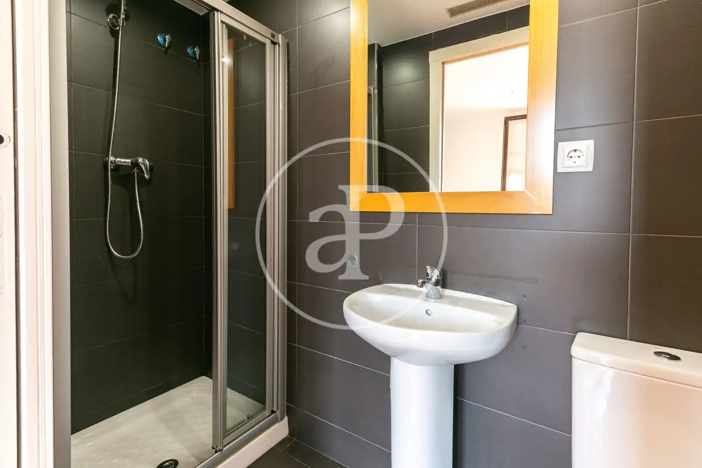 Badezimmer von Dachboden zum Verkauf in Barcelona mit Klimaanlage, Heizung und Terrasse