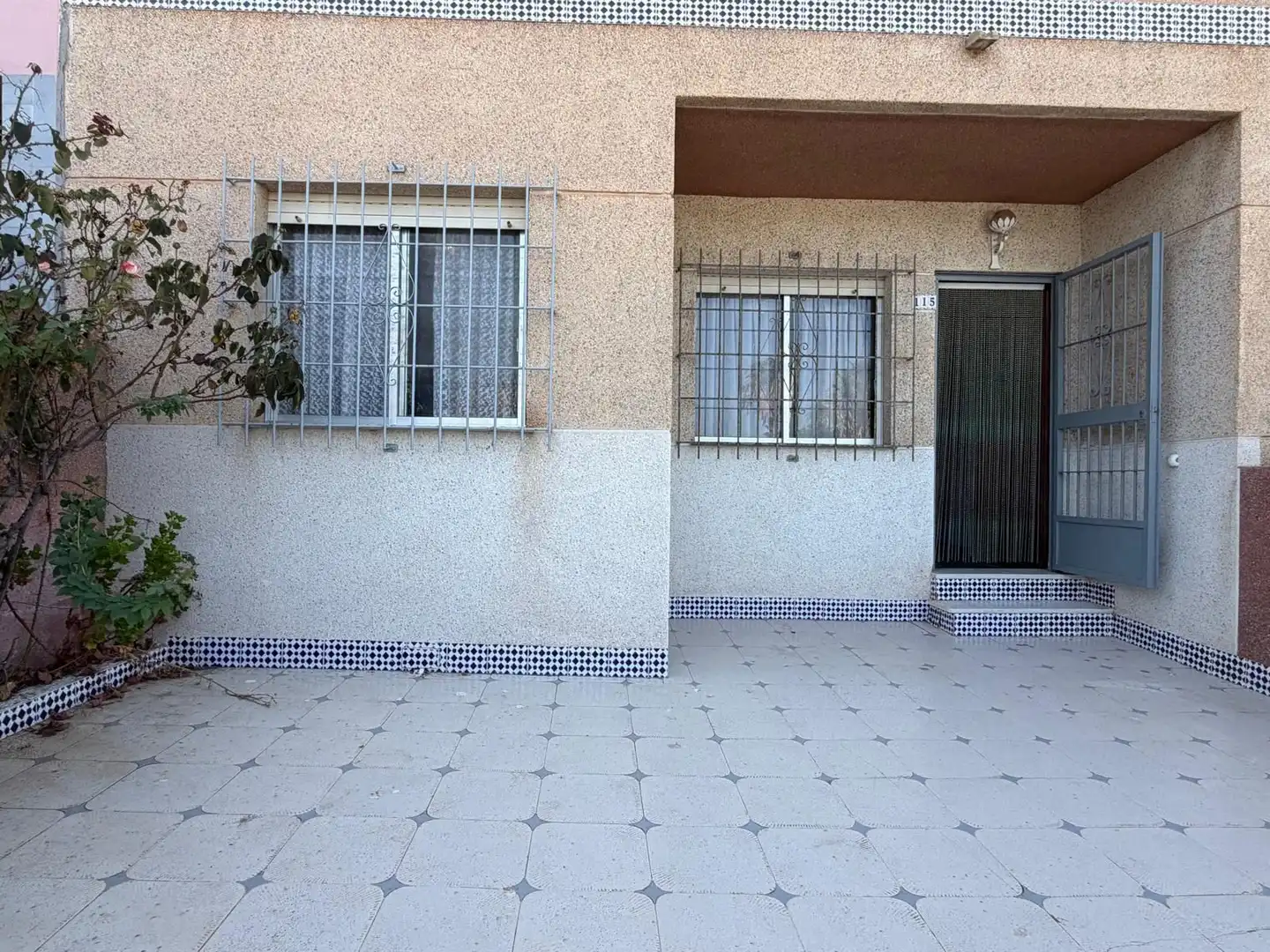 Außenansicht von Wohnung zum Verkauf in San Pedro del Pinatar mit Privatgarten und Abstellraum