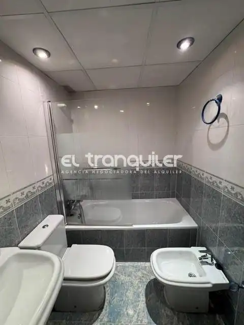 Bathroom of Flat for rent in Madrid  with Storage room, Furnished and Washing machine