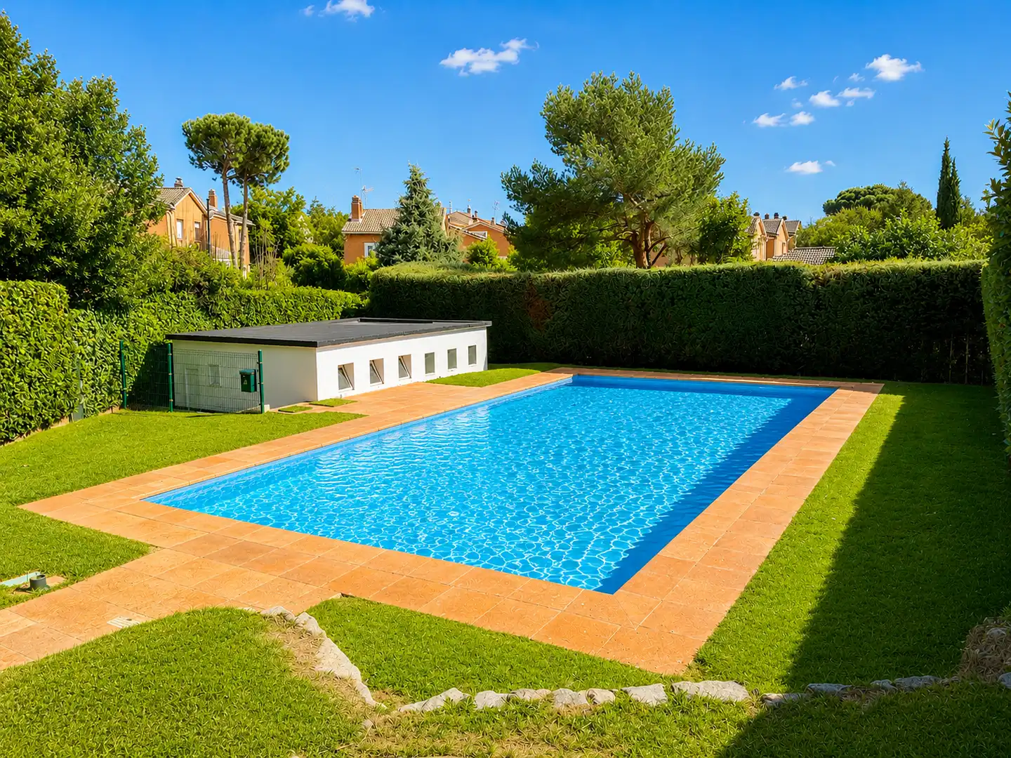 Schwimmbecken von Einfamilien-Reihenhaus zum Verkauf in Alpedrete mit Heizung, Terrasse und Gemeinschaftspool