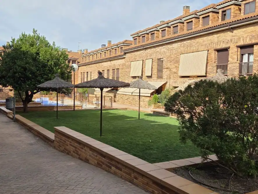 Jardí de Dúplex en venda en Sevilla la Nueva amb Aire condicionat i Balcó