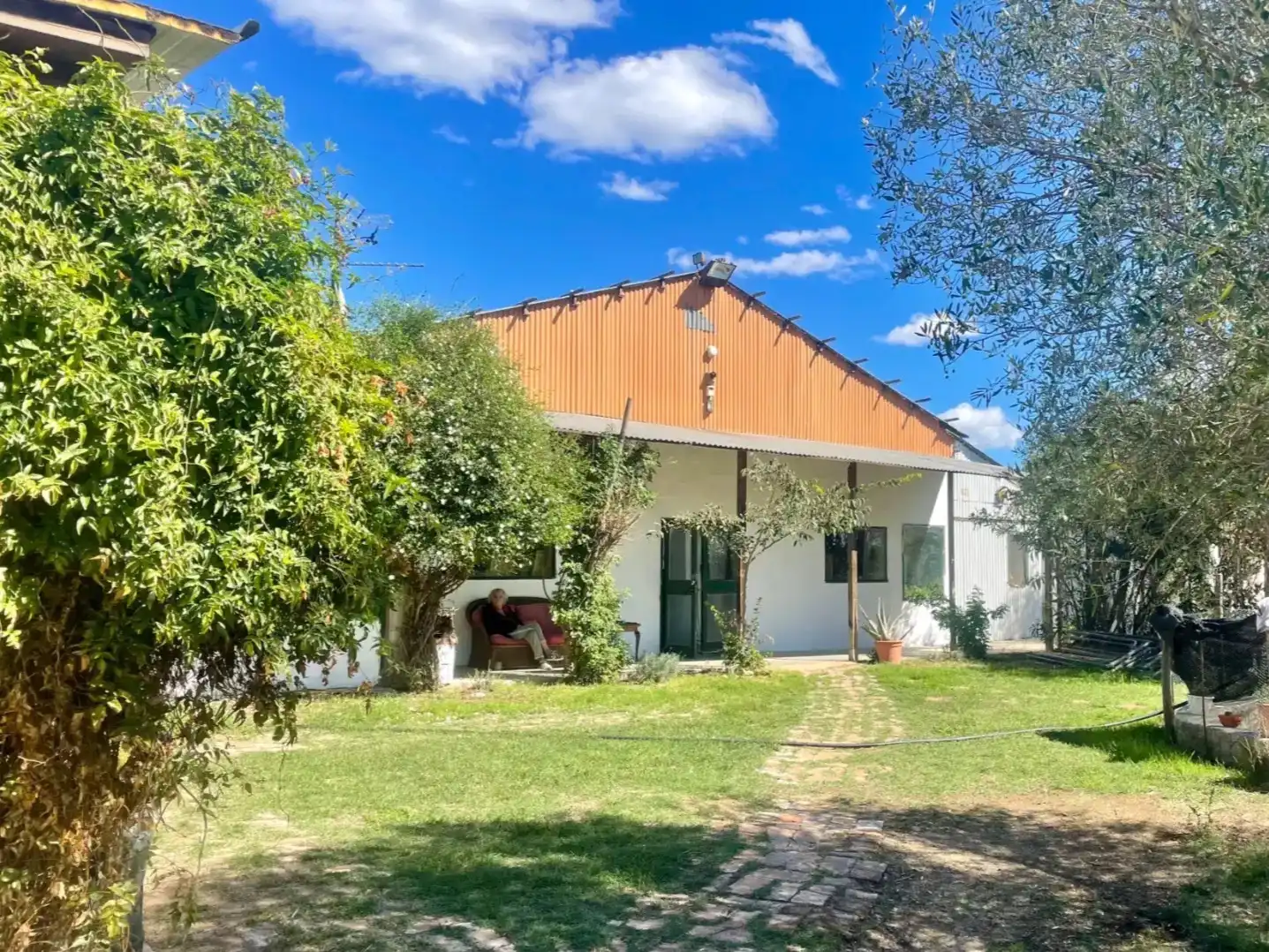 Casa rústica con jardín en venta en Carrer Figueres 24