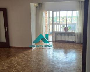 Sala d'estar de Pis en venda en Alcalá de Henares amb Aire condicionat, Calefacció i Jardí privat