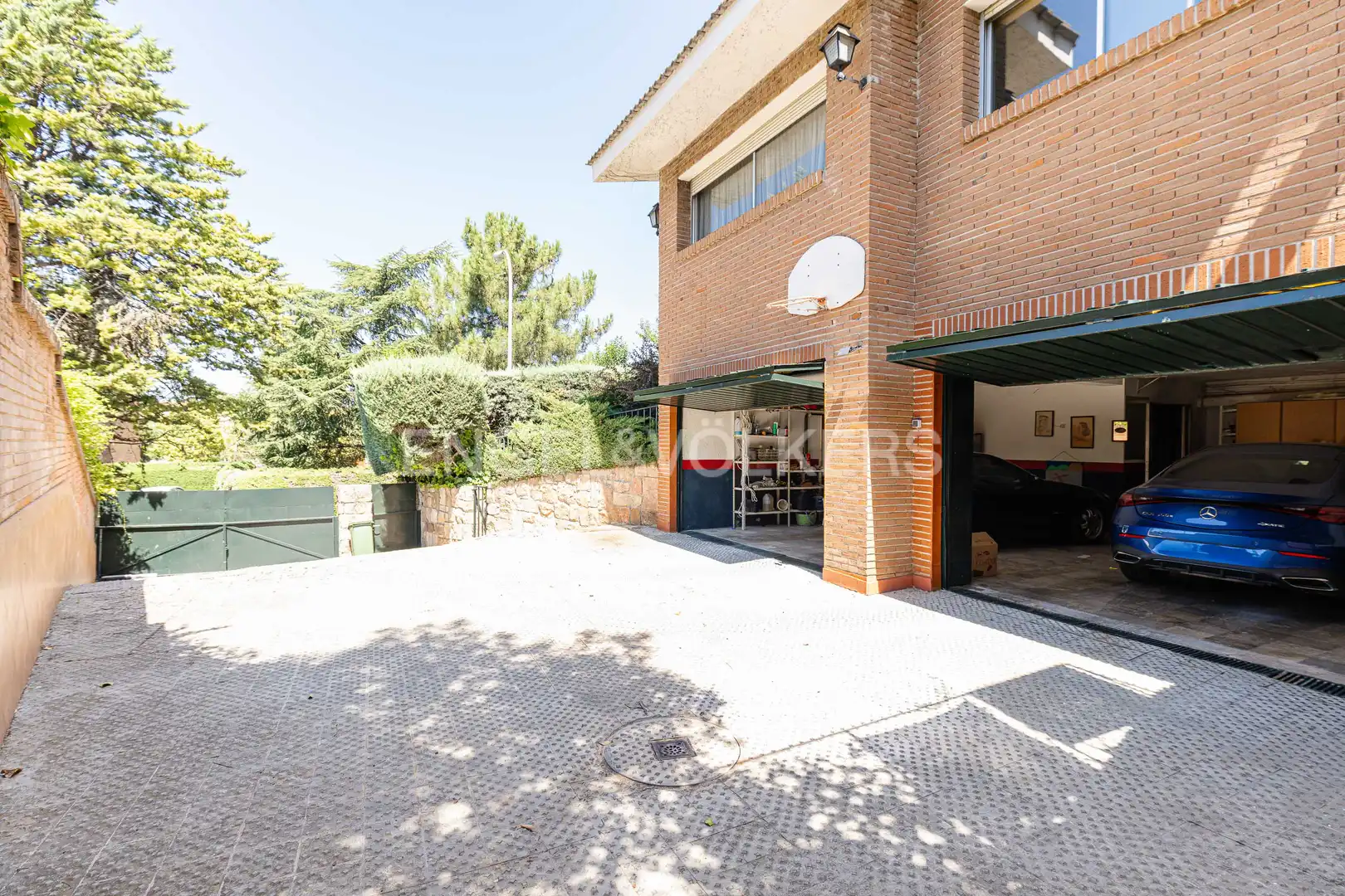 Vista exterior de Casa o xalet en venda en Majadahonda amb Aire condicionat, Calefacció i Jardí privat