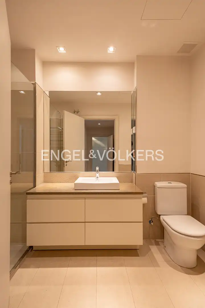 Bany de Apartament de lloguer en Madrid amb Aire condicionat, Calefacció i Jardí privat